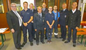 v.li. Bürgermeister Uwe Schwind, Alexander Scharf (stv. Wehrleiter), Hans-Georg Balthasar (Vorsitzender des Regionalfeuerwehrverbandes Vorderpfalz), Hans-Jürgen Lugscheider, Volker Betzer (stv. Wehrleiter), Annalena Rapp, Timo Brückmann, Stephan Reis (Wehrleiter), Karl Dieter Wünstel (Erster Beigeordneter)
